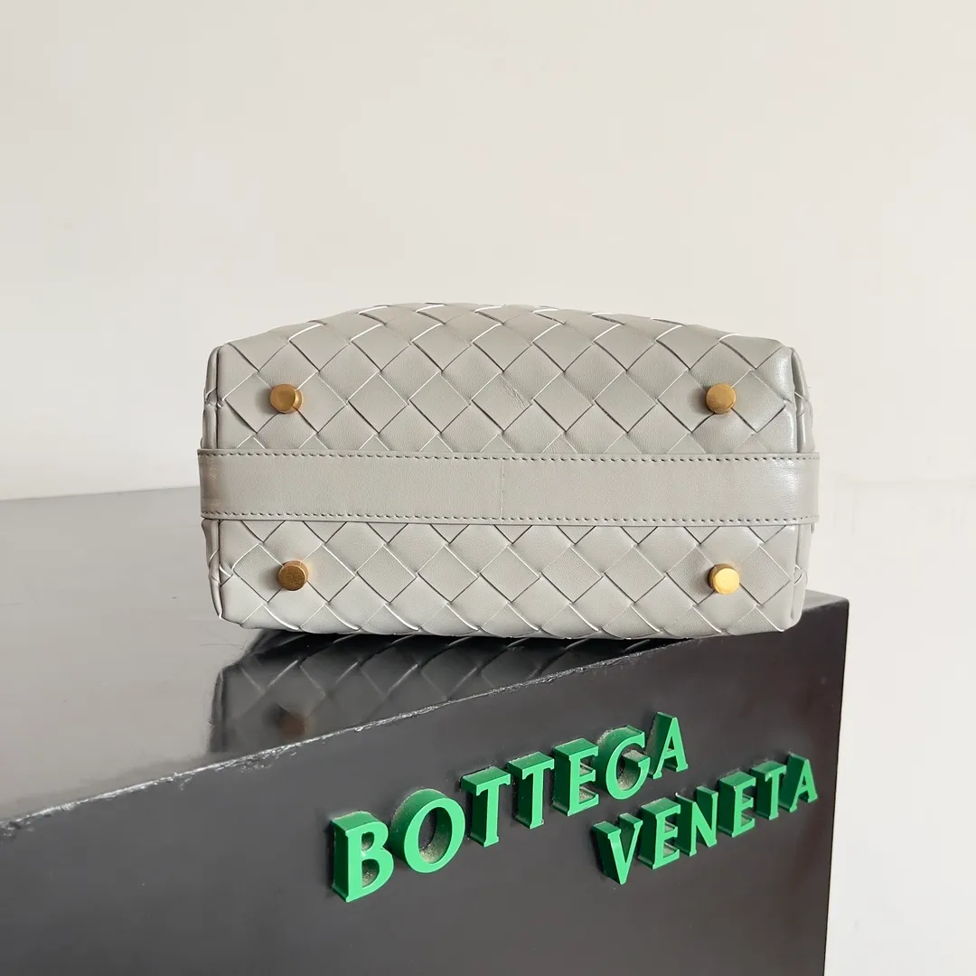 Batch 1360 It is predicted that BV Bottega’s lunch bag will be popular again this year. The entire bag is made of top nappa lambskin, which is very soft and lightweight. It also uses the intrecciato weaving process that the two founders spent several months developing from the beginning of the brand. It is completely hand-woven by Italian craftsmen. It perfectly reflects the craftsmanship of Bottega. The entire bag shape is also a very practical and popular lunch box bag type. The slightly curved arc of the bag mouth can also better fit our wrists. Style number: 754443 Size: 22*13*9